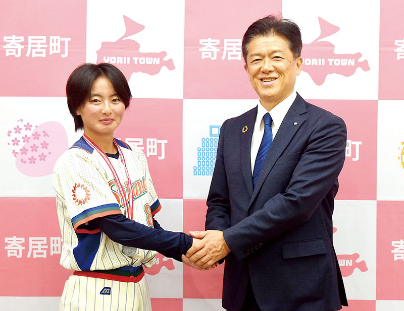 峯岸克明町長（右）を表敬訪問した小沢友依莉さん