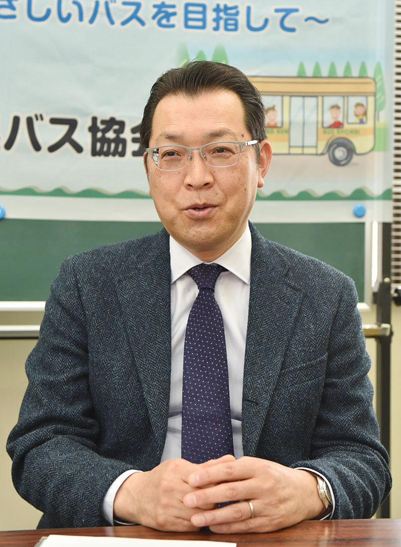 インタビューに答える県バス協会の金井応季会長