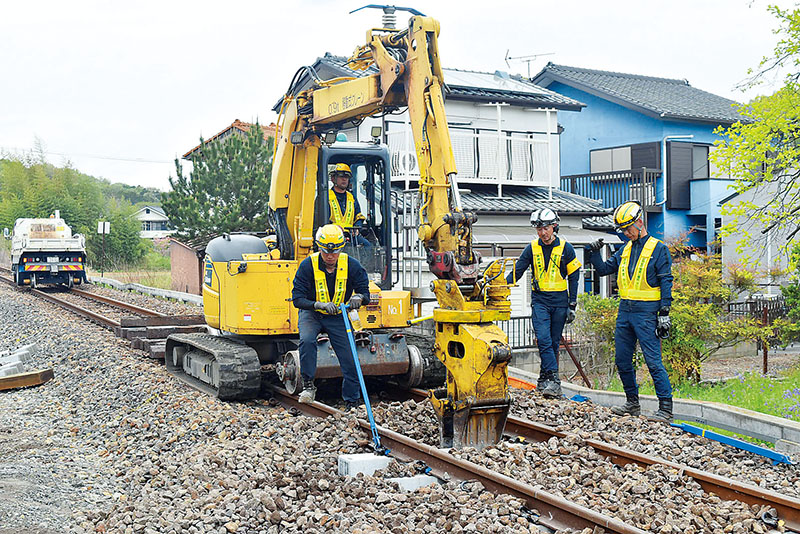 八高線で日中時間帯に行われた枕木交換の様子＝15日午後、小川町の第2靱負（ゆきえ）踏切付近