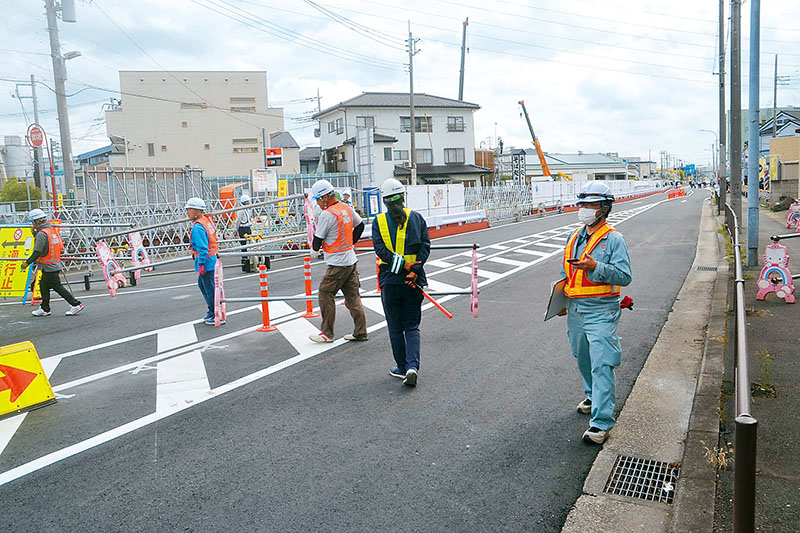一部開通した県道松戸草加線の八潮市中央一丁目交差点付近＝15日午前10時前、八潮市