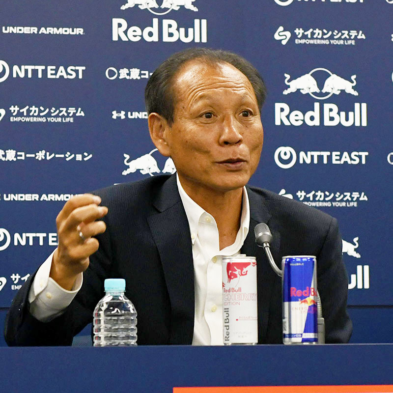 退任会見を行った大宮の原博実前代表取締役社長