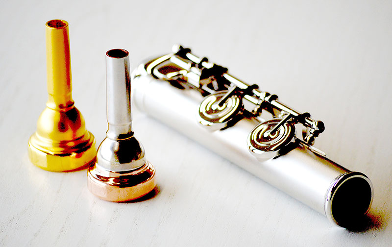 めっき加工した楽器の部品（日本電鍍工業提供）