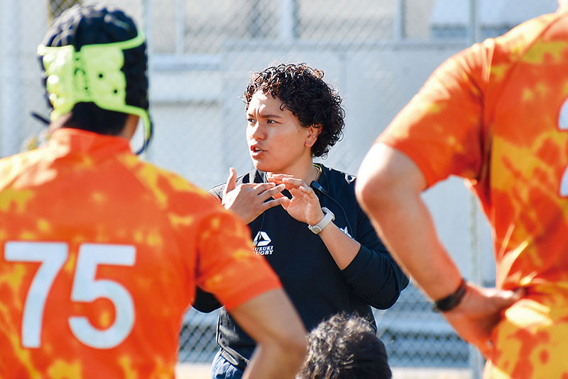 練習中、コーチの指示を外国人選手に通訳するライチェルさん＝8日午後、狭山市内の練習場