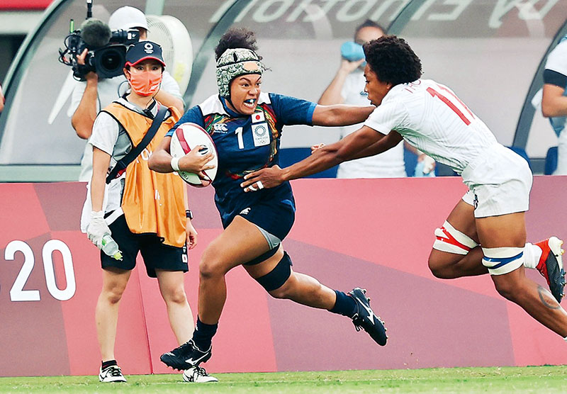 東京五輪でプレーするライチェルさん（中央）（狭山セコムラガッツ提供）