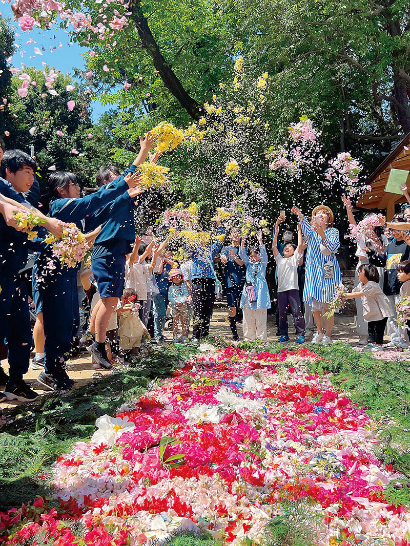 鎮花祭（はなしずめさい）を締めくくるフラワーシャワー