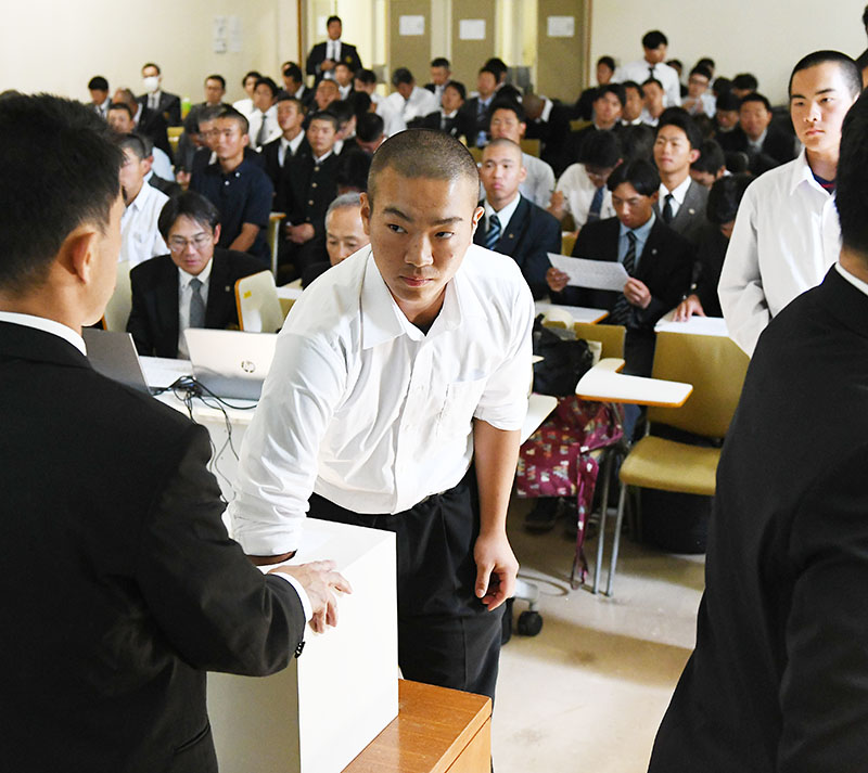 緊張の面持ちでくじを引く各校の主将ら＝20日午後、上尾市のスポーツ総合センター
