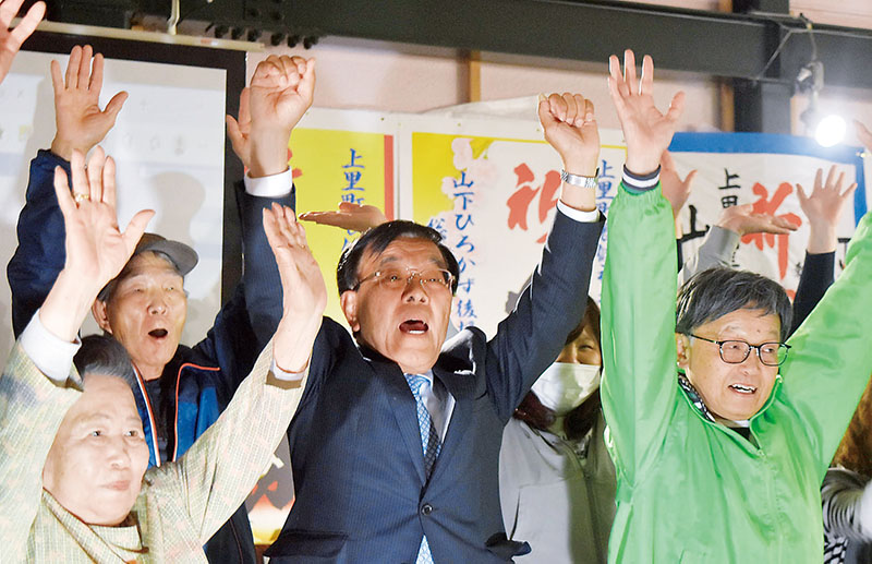 3選を決め、万歳三唱で喜びを爆発させる山下博一氏（中央）＝19日午後10時55分ごろ、上里町神保原町の選挙事務所