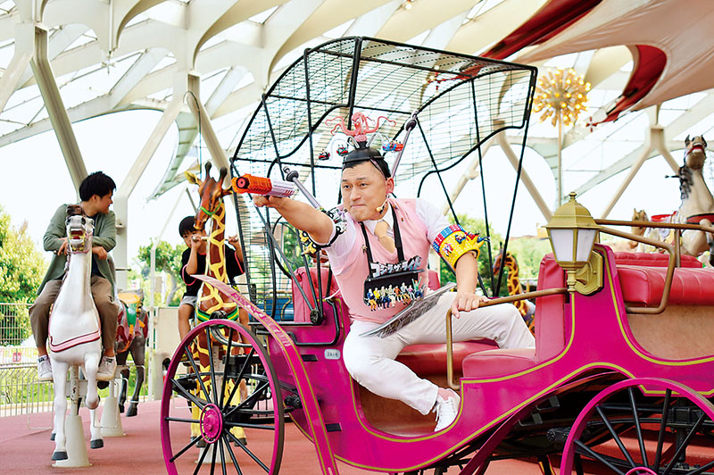 西武園ゆうえんちの化身に就任し、新アトラクションを体験する春日俊彰さん＝20日午前、所沢市山口