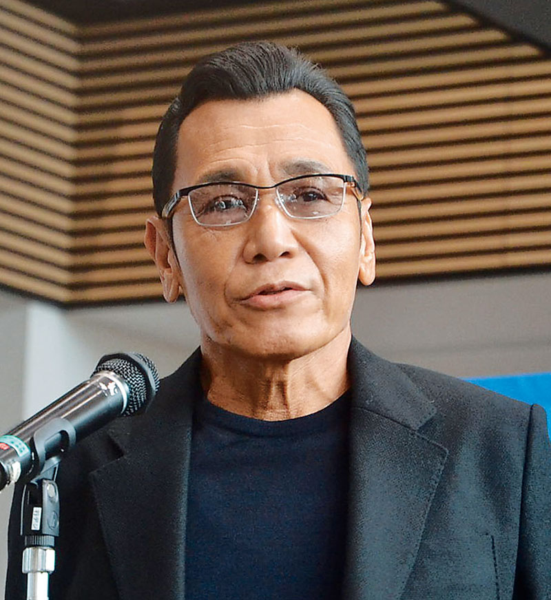 除幕式であいさつする漫画家の原哲夫さん