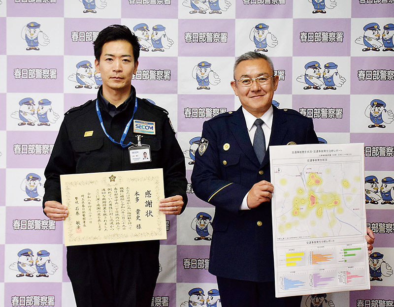 石巻敏幸署長（右）から感謝状を受け取った本多貴史さん＝春日部署