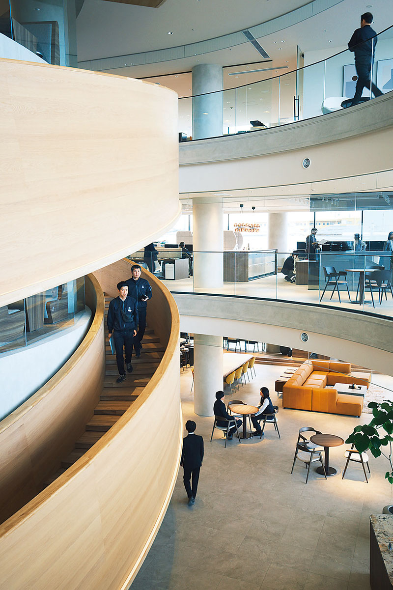 役職や部署を超えた社員間のコミュニケーションが自然と生まれる川木建設の新オフィス（川木建設提供）