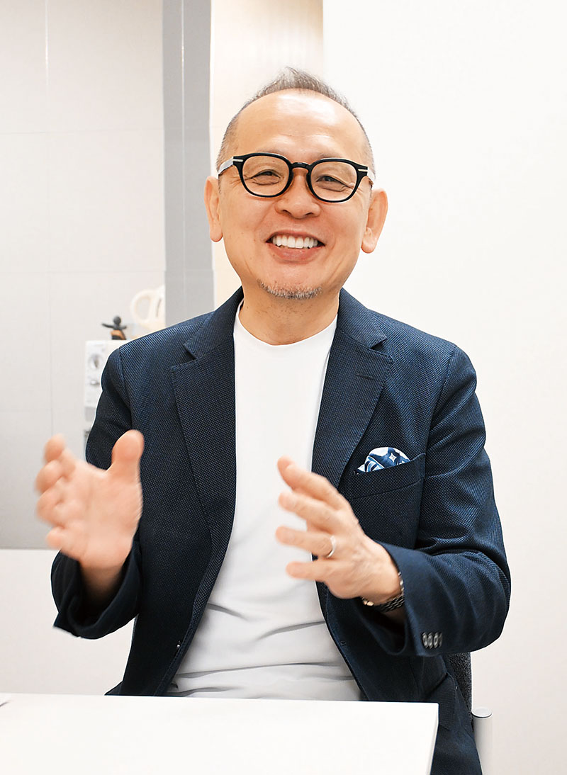 「ウェルビーイング経営で必要なのは、社員とのコミュニケーション」と話す武蔵野大学の前野隆司教授＝東京都西東京市の武蔵野大学