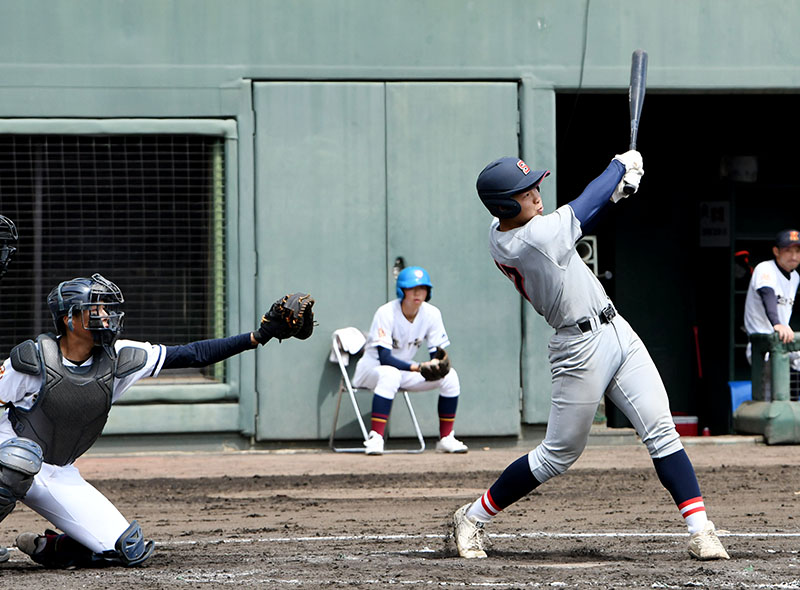 坂戸―越ケ谷　3回表坂戸2死満塁、岡本が走者一掃の左越え三塁打を放つ。捕手中井