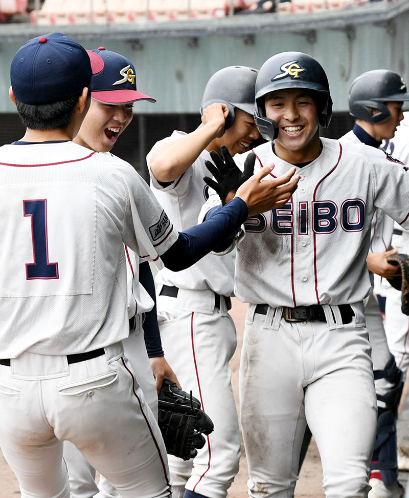 大宮北―聖望学園　3回裏聖望学園1死一、三塁、薮内が右越えに3点本塁打を放ち、仲間と喜ぶ