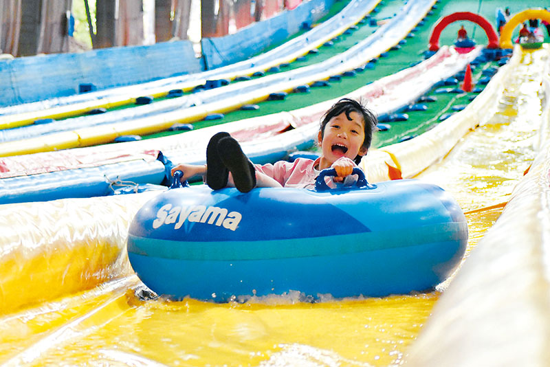 ウオータースライダーを楽しむ園児