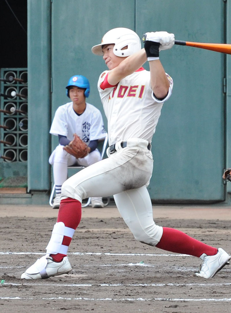 熊谷―春日部共栄　1回裏春日部共栄2死一、三塁、本柳が中前に適時打を放つ