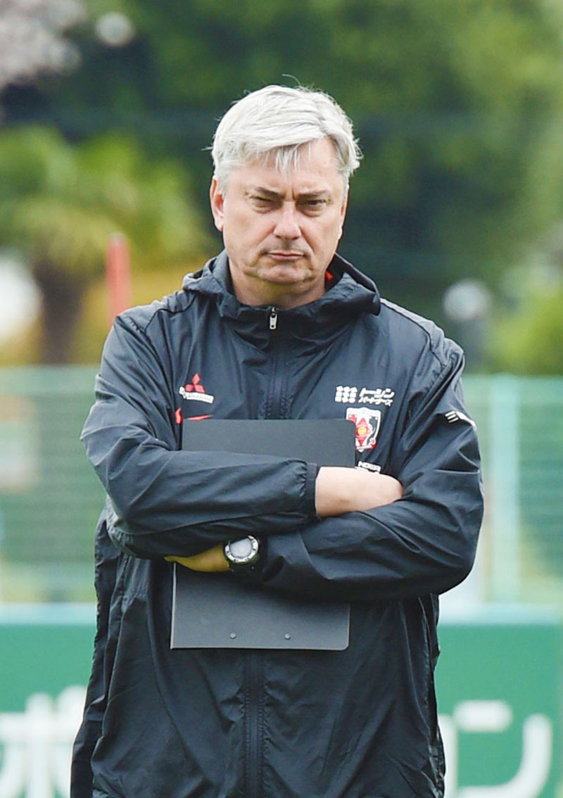 契約解除となったスコルジャ監督＝1日、大原サッカー場