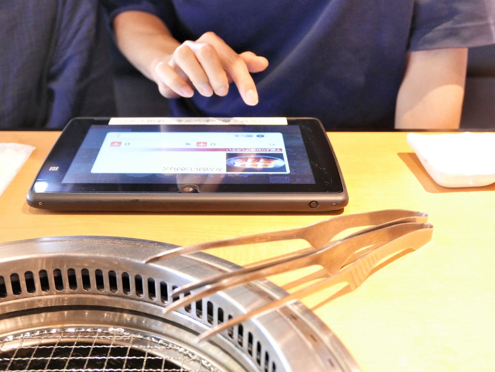 ワンランク上のメニューやライブ感あるれるオーダーメニューはテーブルのタブレットから注文。メニューができたらタブレットで知らせ専用渡し口でピックアップする