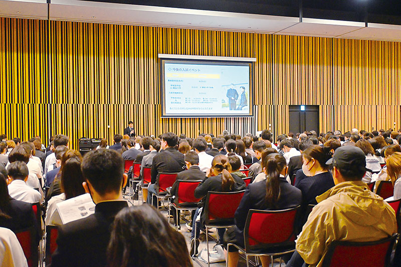 進路決定を前に、説明会で真剣に話を聞く生徒と保護者ら＝春日部市