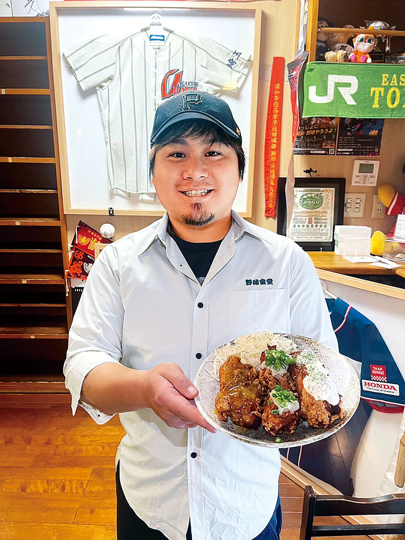 県営大宮球場でも販売している大きな唐揚げを手にする、「野球食堂グランドスラム」店長の大熊左京さん