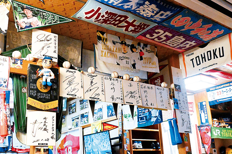 野球選手のサインや応援グッズが所狭しと飾られている店内