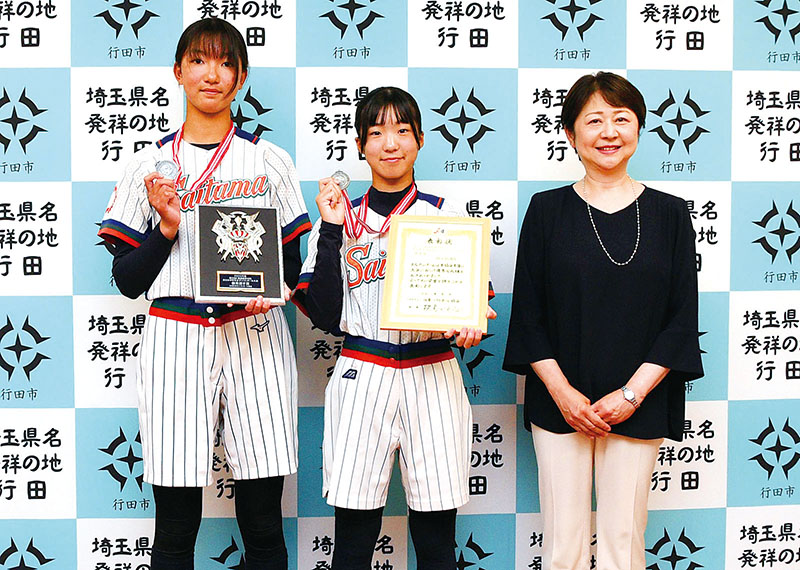 行田邦子市長（右）に全国準優勝を報告した田島和奏選手（左）と田中優菜選手