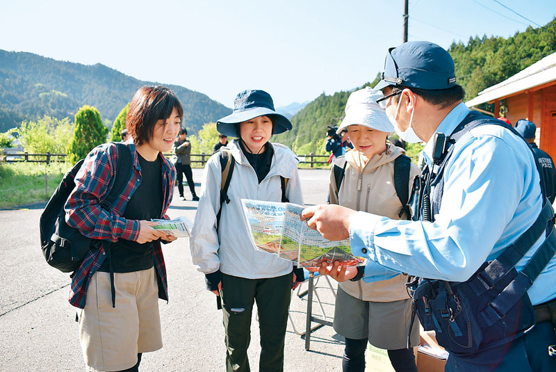 出発前に安全を確認する登山者＝2日午前、飯能市下名栗
