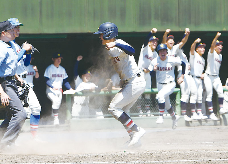 花咲徳栄―浦和学院　8回裏浦和学院1死一、三塁、藤沢の中前適時打で三塁走者城間が生還し、勝ち越し