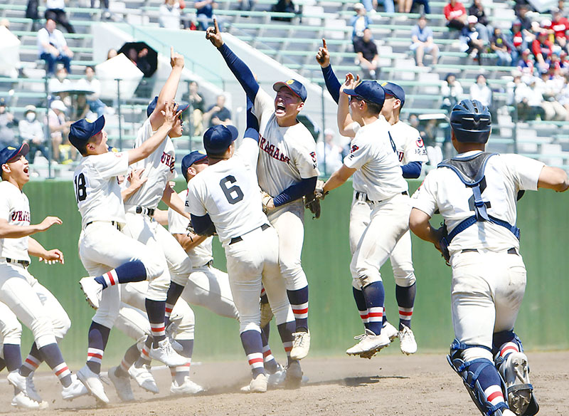 優勝を決め、マウンドで喜びを爆発させる浦和学院の選手たち