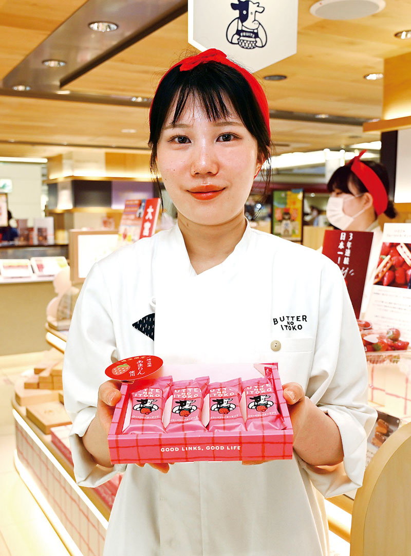 限定発売の「あまりんのベリーベリーバターサンド」を勧める店舗スタッフ