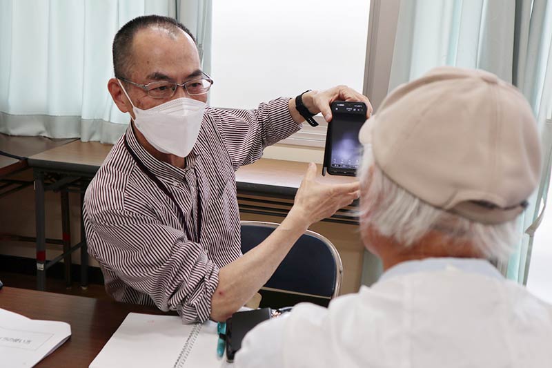 高齢者にスマホの使い方を教える「スマホサロンさいたま」副代表の川原康裕さん＝4月23日、さいたま市南区の別所公民館