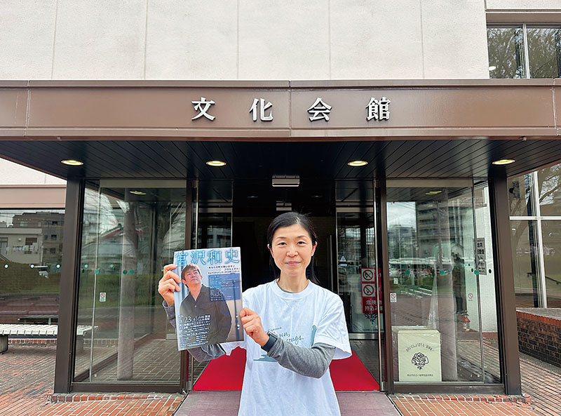 会場の熊谷市立文化センター文化会館前で、「当日が待ち遠しい」と声を弾ませる浅見さん＝熊谷市桜木町