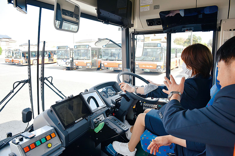 バスの運転を体験する参加者＝上尾市の東武バスウエスト上尾営業所