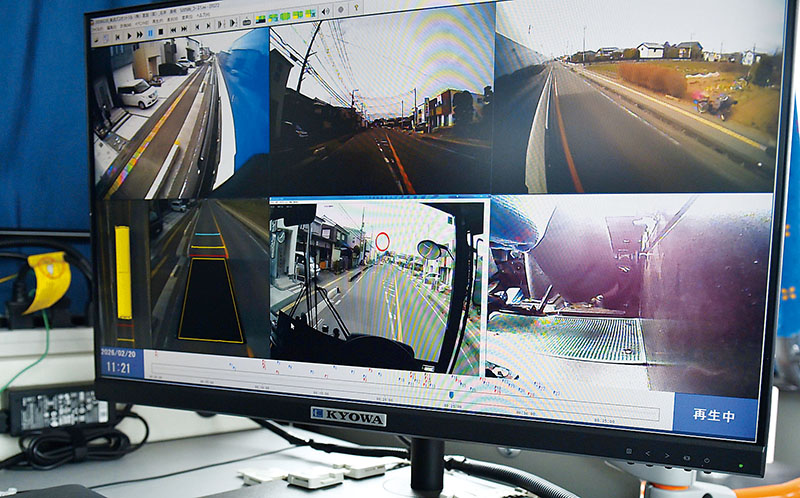 研修の録画映像。ディスプレー中央下の小さな丸が運転手の視点を示している