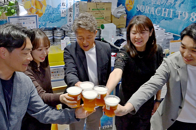 好みのビールで乾杯する来場者ら