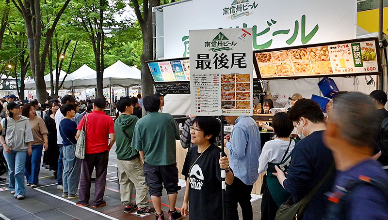 人気店の前では、ビールを求める来場者らで長い行列ができた