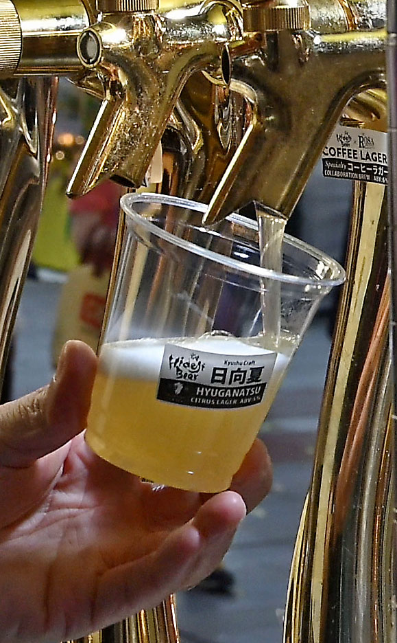 サーバーから注がれるおいしそうなビール