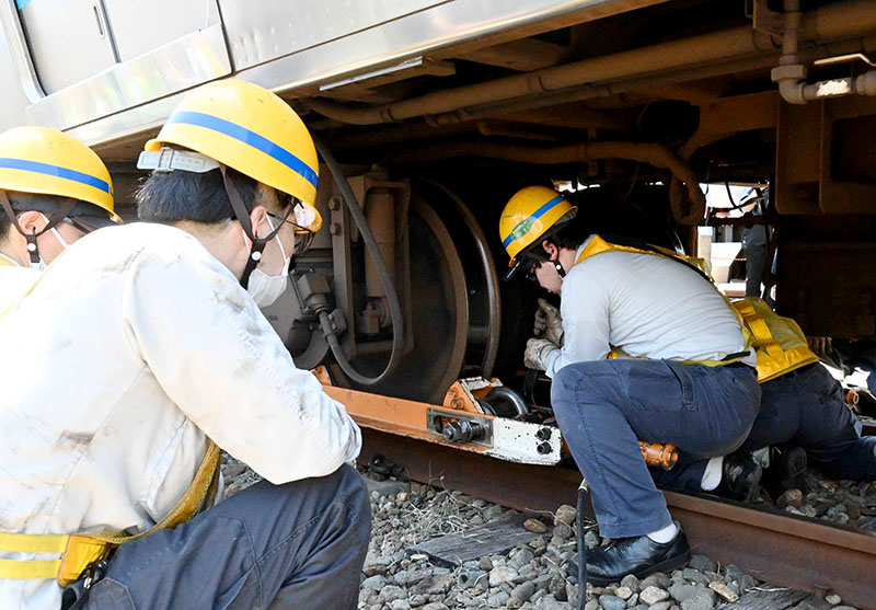 車両を動かすため、JR東日本の社員が搬送台車を取り付ける
