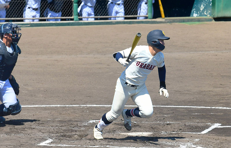 2回戦　浦和学院―横浜創学館　1回裏浦和学院1死二塁、鈴木が中前に先制の適時打を放つ。捕手今村＝柏の葉公園野球場