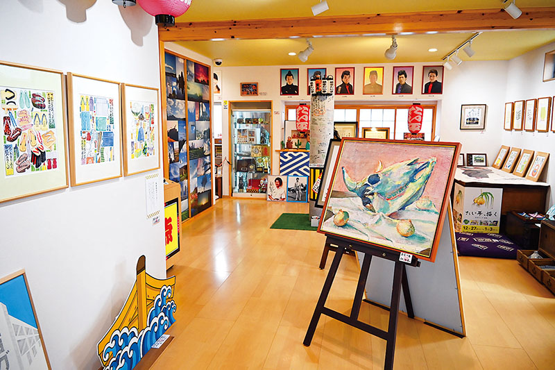 たい平美術館には林家たい平さんの絵や「笑点」の小道具などが展示されている