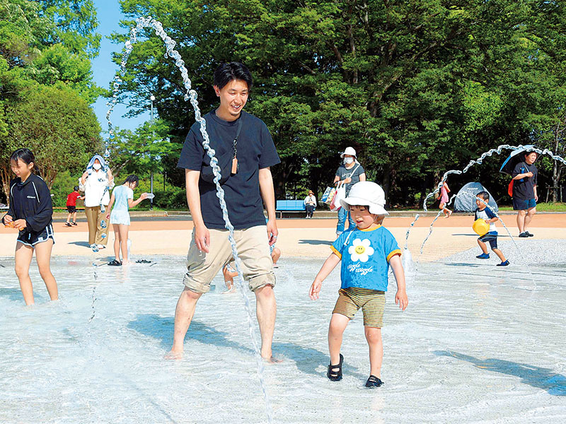 真夏日となった晴天の下、水遊びを楽しむ親子ら＝17日、熊谷市小島のじゃぶじゃぶ池
