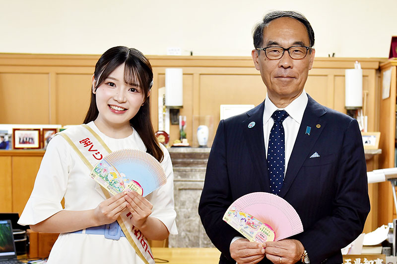 ジャンボ宝くじPRのため、大野元裕知事を表敬訪問した宝くじ幸運アンバサダーの池田彩菜さん