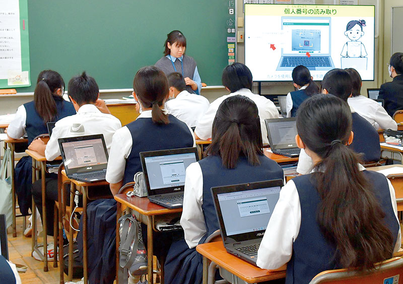 県学力・学習状況調査を受ける生徒ら