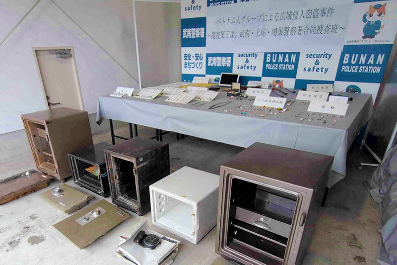 押収した貴金属や金庫、ナンバープレートなど（県警提供）