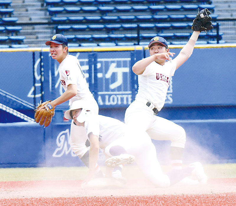 関東第一―浦和学院　3回表関東第一2死一、三塁、遊撃手伊藤（右）が内野ゴロをさばいた二塁手法量（左）から送球を受け一塁走者を封殺する＝23日、千葉県ZOZOマリンスタジアム