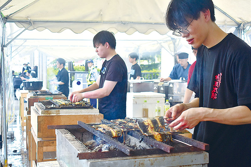 ウナギの調理を披露する「浦和のうなぎを育てる会」のメンバーら