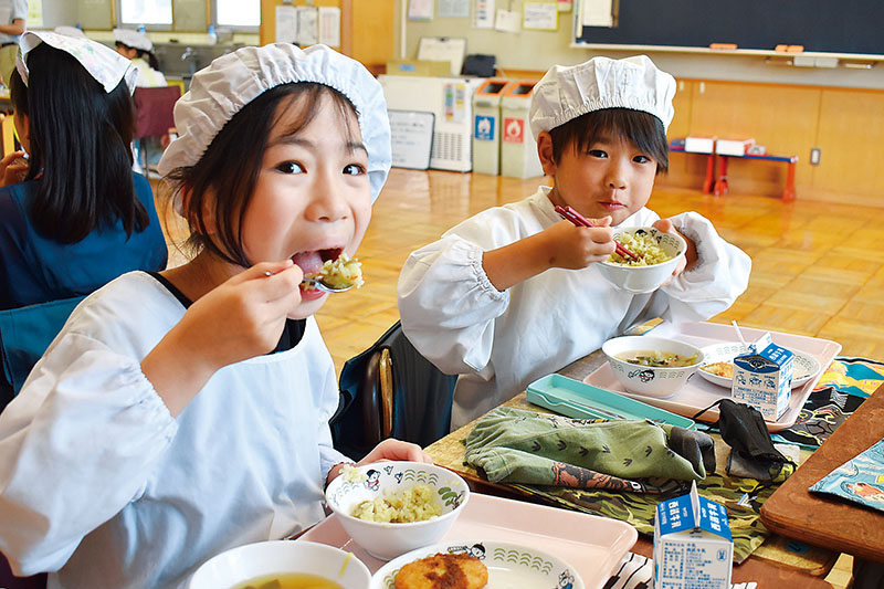 狭山茶を使った炊き込みご飯を食べる児童＝、狭山市鵜ノ木