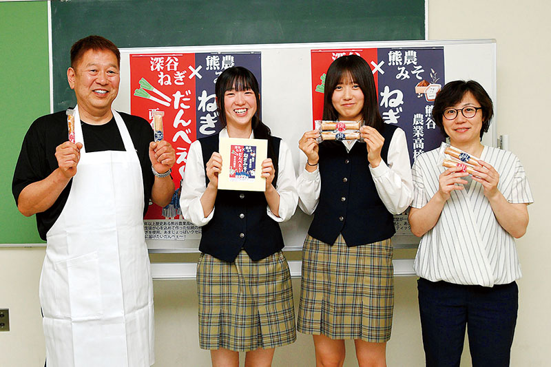 進学した専門学校の制服で駆け付け、商品をPRする関根蒼唯さん（中央右）と高橋佑菜さん（同左）。共同開発した西倉西間堂の西倉信明社長（左）と指導に当たった鈴木美保教諭