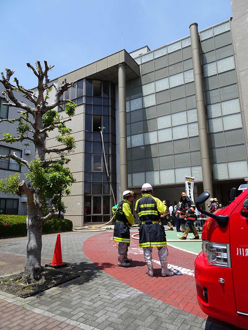 火災があったさいたま地裁川越支部＝25日正午ごろ、川越市宮下町2丁目