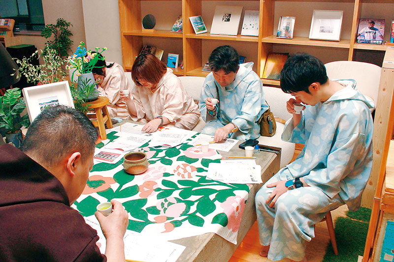 「茶歌舞伎（利き茶会）」でお茶の味や香りを真剣な表情で比べる参加者ら